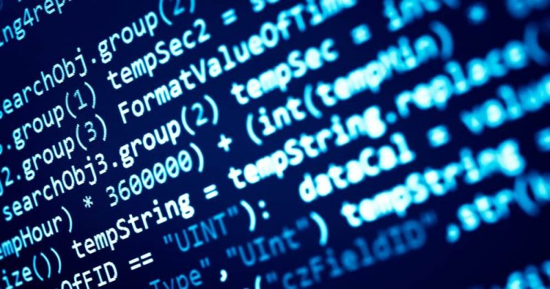 Código-fonte em JavaScript com funções, variáveis e operações de manipulação de dados em tela azul.
